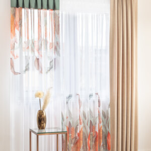 BLANCHE - Lágy esésű voile,120 cm magasan virágmintás, a teteje egyszínű fehér - 295 cm, vörös-zöldes