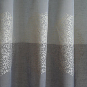 FORTUNA - Fényáteresztő természetes, ombre hatású, mandala mintás sablé függöny, 290 cm, szürke