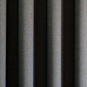 RIMINI - Szolidan elegáns, exkluzív megjelenésű, egyszínű, sűrű szövésű textil sötétítő függöny, 300 cm, szürke