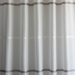 TRISA - Természetes hatású, fényáteresztő függöny, keresztben szalagsávokkal, 320 cm, fehér-ezüst