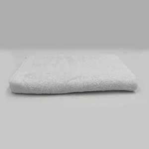 Fehér szállodai minőségű törölköző 400 GSM anyagból 70×140 cm